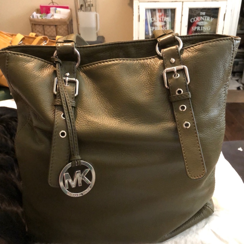 Gorgeous Olive Michael Kors Leather Bag